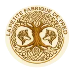 Emblème circulaire gravé montrant un arbre de vie aux branches et racines entrelacées, flanqué de deux loups ornés de motifs tribaux, entouré du texte « La Petite Fabrique de Fred ».