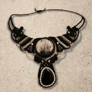 Plastron en micro macramé « Dualité » avec pierre centrale ronde et pierre pendante.