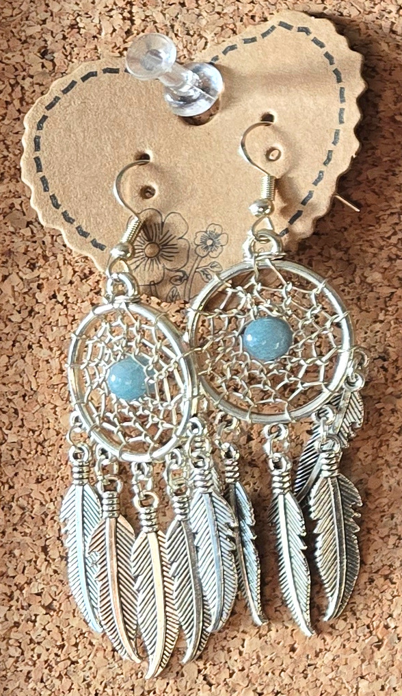 Boucles d'oreilles attrape-rêves réalisées à la main avec pierre naturelle de 6 mm, tissage en fil d'aluminium et plumes métalliques