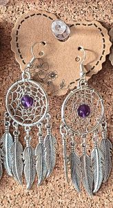 Boucles d'oreilles attrape-rêves réalisées à la main avec pierre naturelle Améthyste de 6 mm et plumes métalliques
