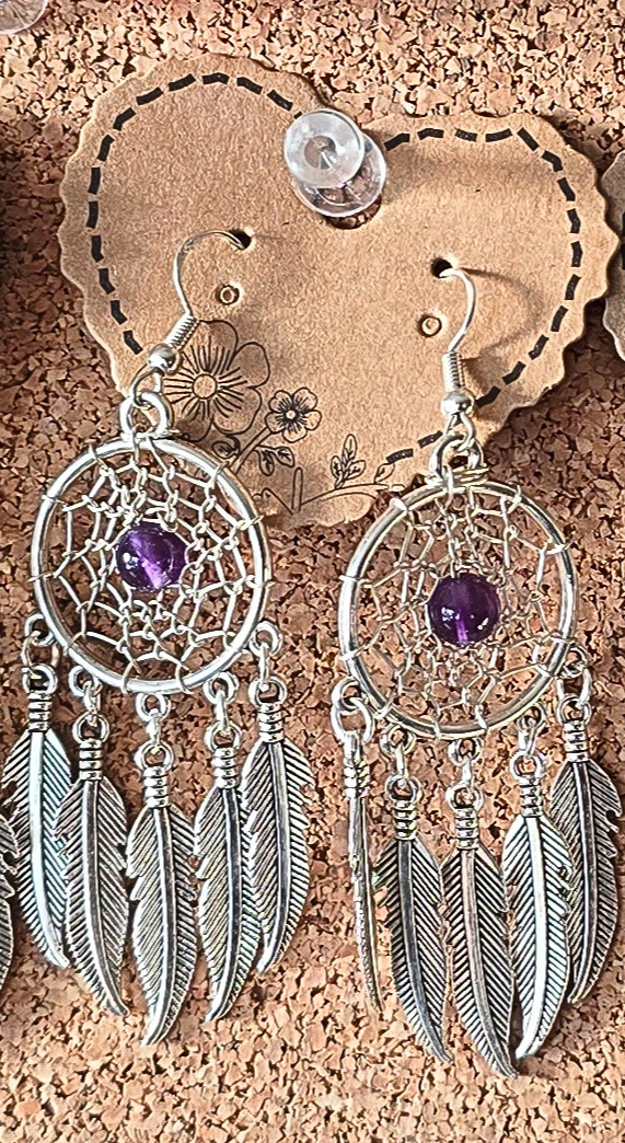 Boucles d'oreilles attrape-rêves réalisées à la main avec pierre naturelle Améthyste de 6 mm et plumes métalliques
