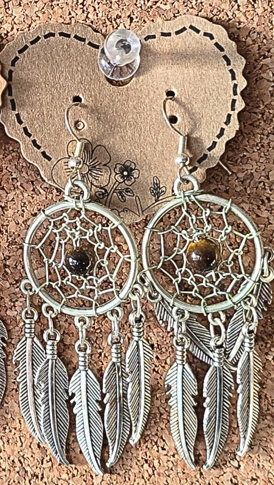 Boucles d'oreilles attrape-rêves réalisées à la main avec pierre naturelle Œil de Tigre de 6 mm et plumes métalliques