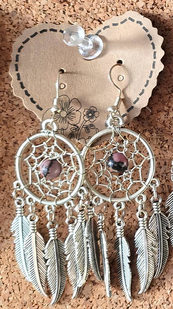 Boucles d'oreilles attrape-rêves réalisées à la main avec pierre naturelle Rhodonite de 6 mm et plumes métalliques