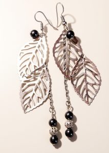 Boucles d'oreilles feuilles métalliques avec pierres naturelles Hématite