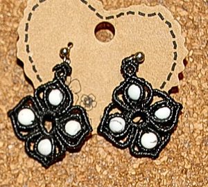 Boucles d'oreilles trèfle en micro macramé noir avec pierre naturelle centrale de 4 mm