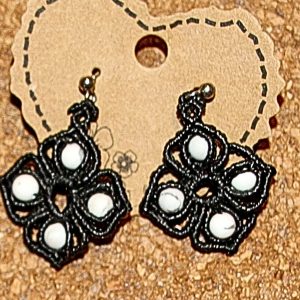 Boucles d'oreilles trèfle en micro macramé noir avec pierre naturelle centrale de 4 mm