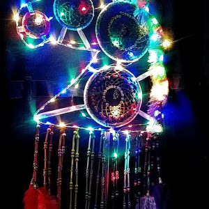 Licorne lumineuse artisanale avec attrape-rêves intégrés, éclairage LED multicolore, perles décoratives et plumes arc-en-ciel ``