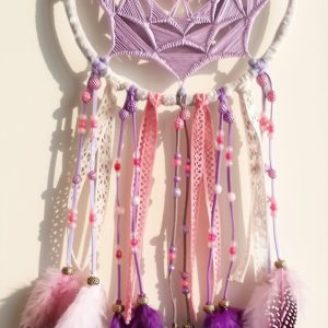 Attrape-rêves Soleil artisanal personnalisé en macramé avec papillon central, perles décoratives et plumes colorées