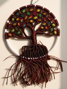 Arbre de Vie en macramé avec feuillage multicolore réalisé à la main