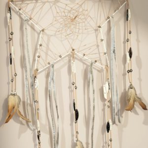 Attrape-rêves étoile lumineux réalisé à la main avec tissage central, perles décoratives, rubans argentés et plumes naturelles